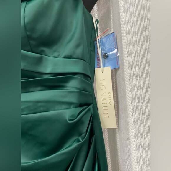NWT GALINA SIGNATURE Satin Off-the-Shoulder Mermaid Juniper Green‎ Size 10 - Picture 3 of 16